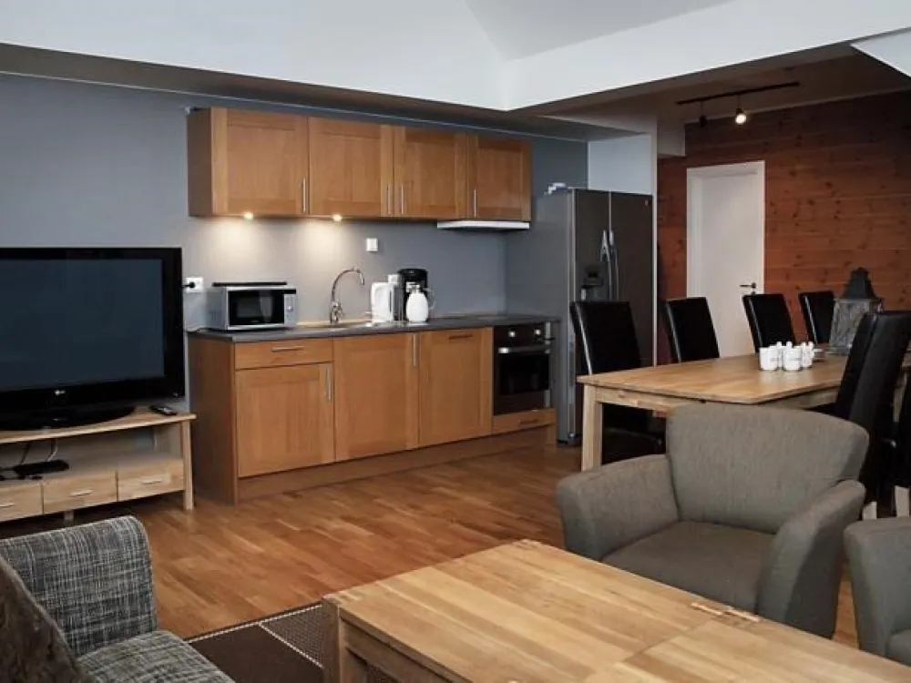 8 bed apartment