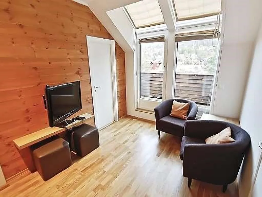 8 bed apartment