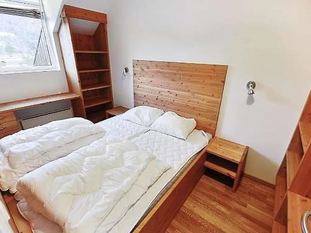 8 bed apartment