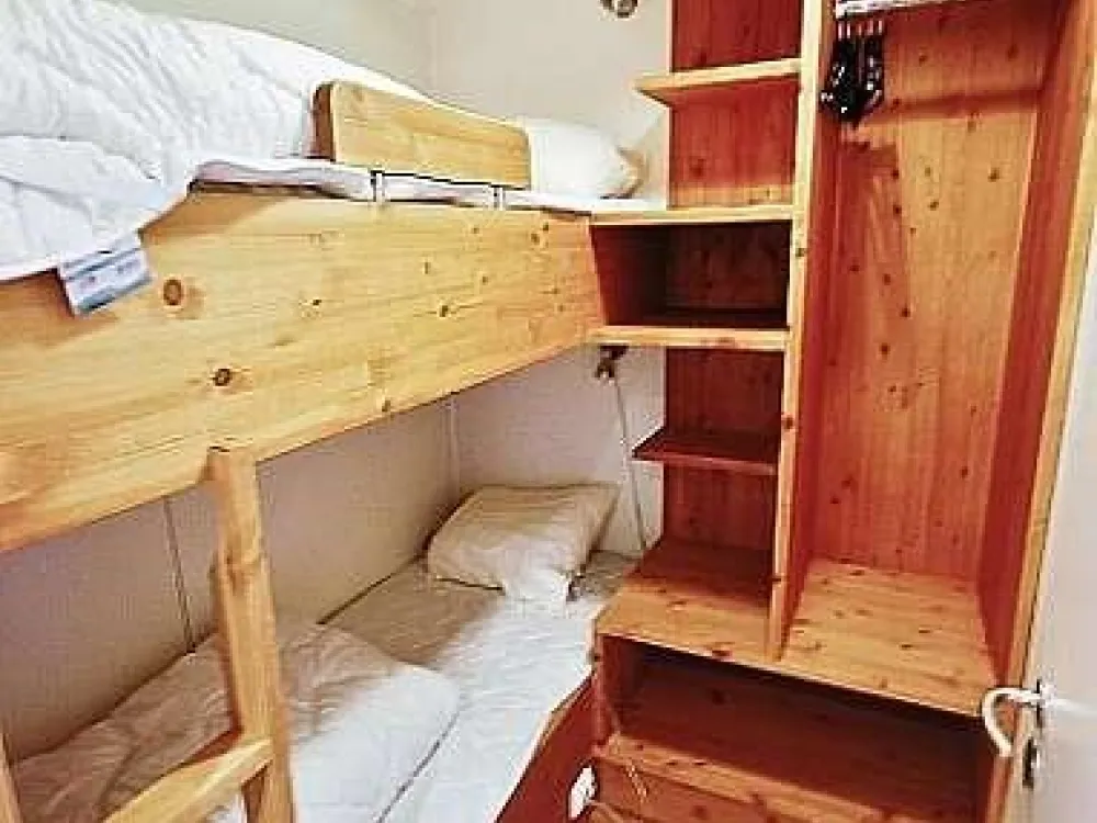 8 bed apartment