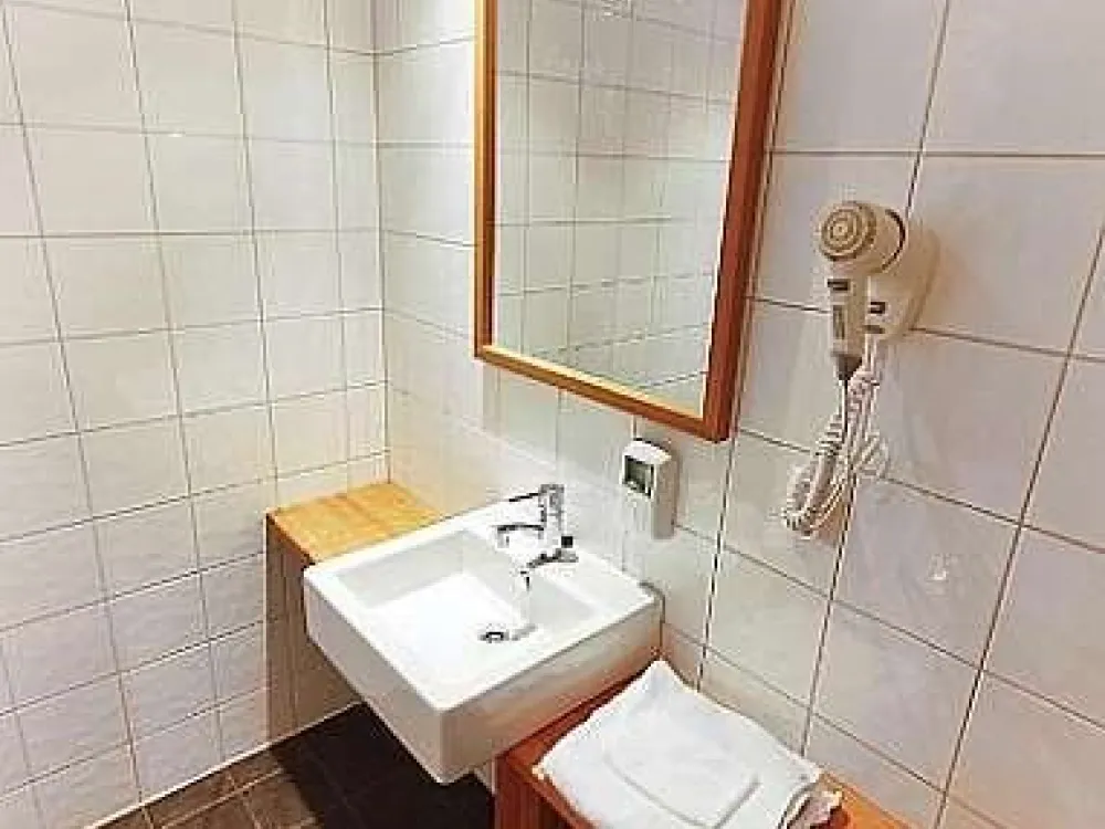 8 bed apartment