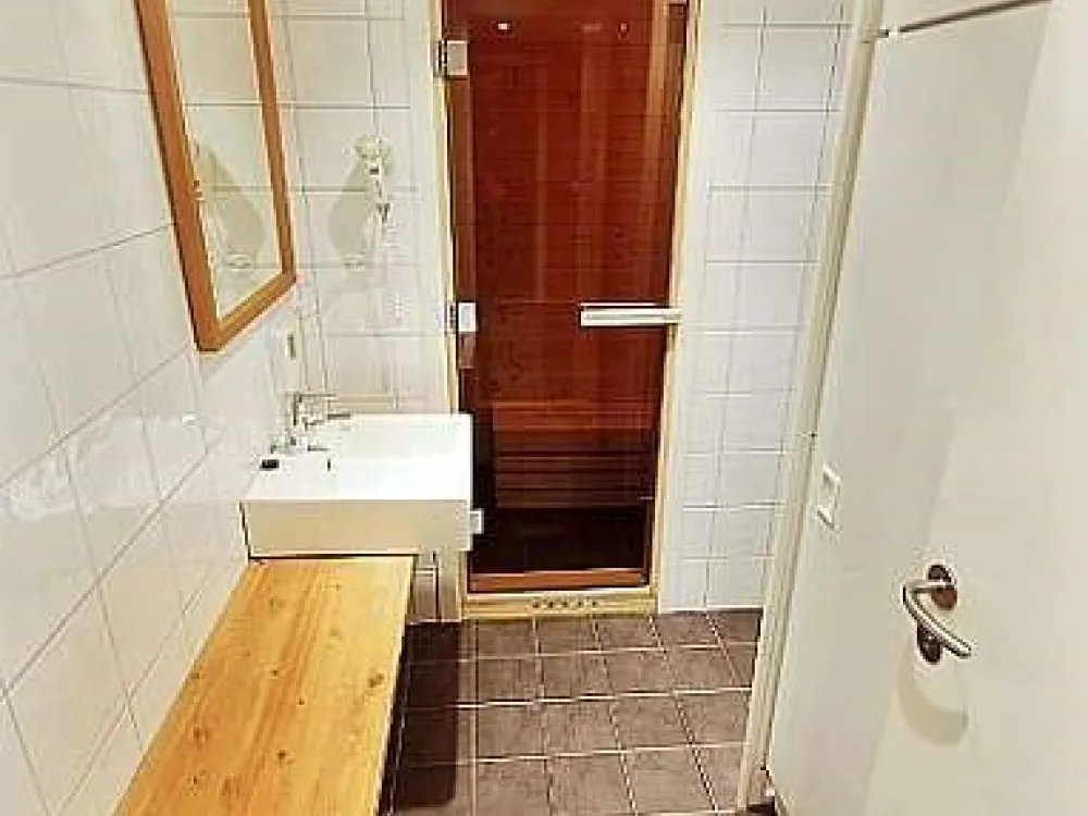 8 bed apartment